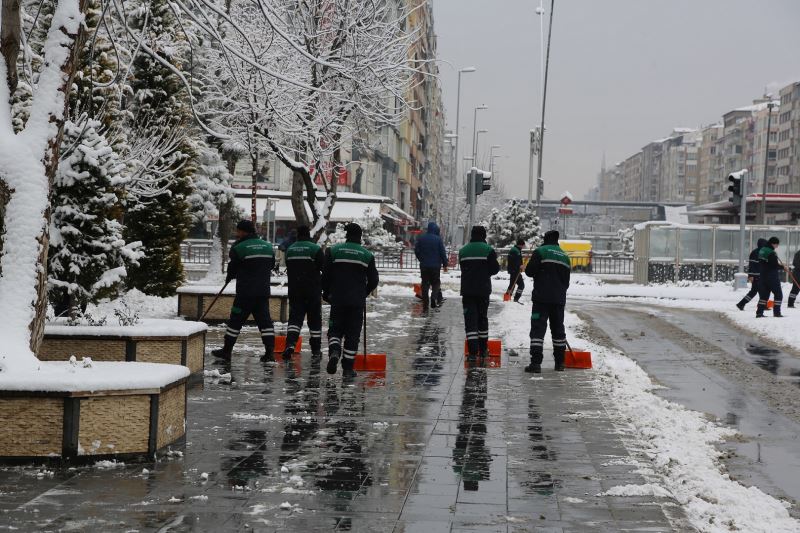 Kayseri Büyükşehir’in Kar ve Tipi İle Mücadelesi Sürüyor