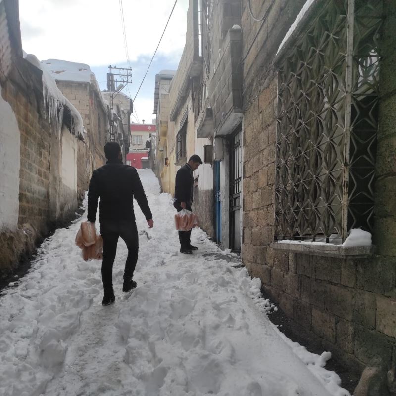 BÜYÜKŞEHİR ZORLU HAVA ŞARTLARINDA BÜYÜKLERİNİ DE KÜÇÜKLERİNİ DE UNUTMADI