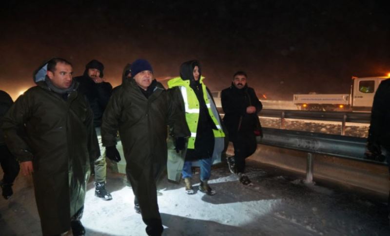 Başkan Beyazgül Karda Mahsur Kalan Ailenin İmdadına Yetişti
