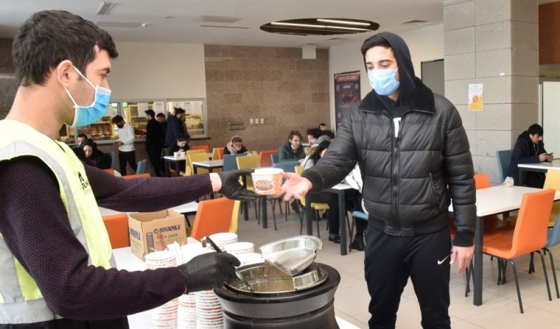 Büyükşehirden öğrencilere iç ısıtan ikram