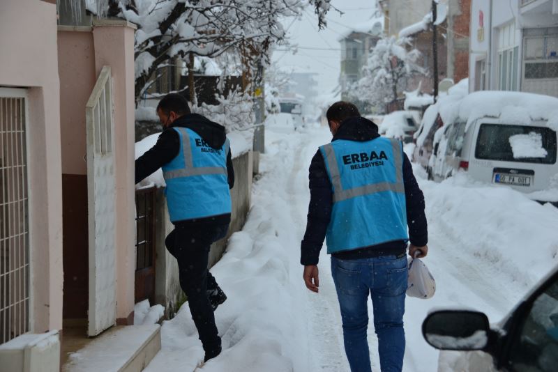 İlçemizde Etkili Olan Yoğun Kış Şartlarında Yalnız Yaşayan, Yaşlı ve Bakıma Muhtaç Hemşehrilerimize Belediyemiz Destek Olmaya Devam Ediyor.