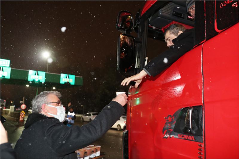 Başkan Yüce sürücülere ve yolculara çorba ikram etti