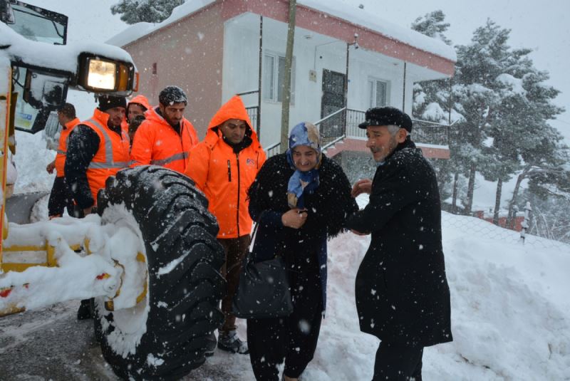 Kar Nedeniyle 4 Gündür Evinde Mahsur Kalan Çifti Büyükşehir Kurtardı