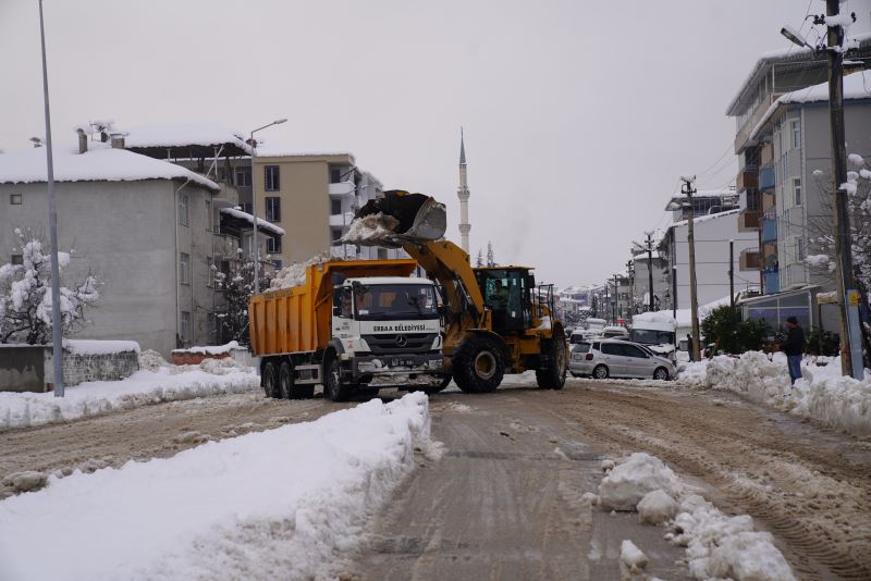 İlçemizde etkili olan kar yağışı sonrası ekiplerimiz şehrimizin her cadde ve sokağında karla mücadele etmeye devam ediyor.