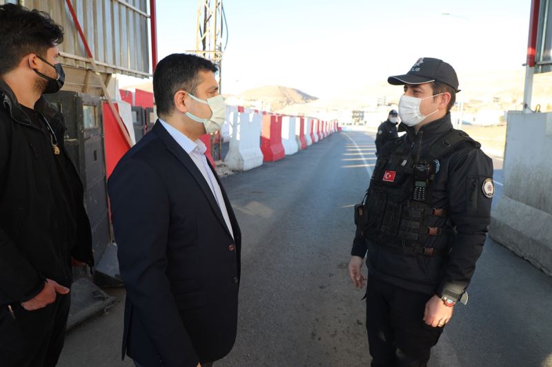 Kaymakam / Belediye Başkan V. Mehmet Tunç, Bozalan Polis Kontrol Noktasında İnceleme ve Denetimde Bulundu.