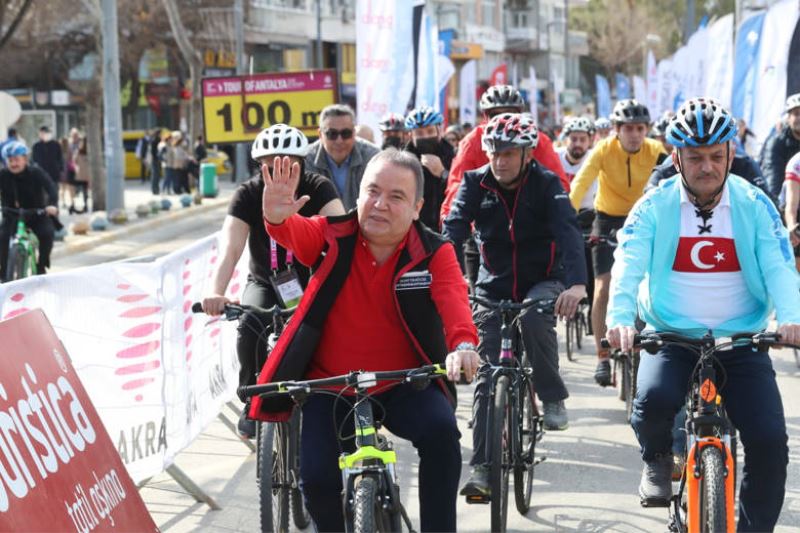 Başkan Böcek iklim değişikliğine farkındalık için pedal çevirdi