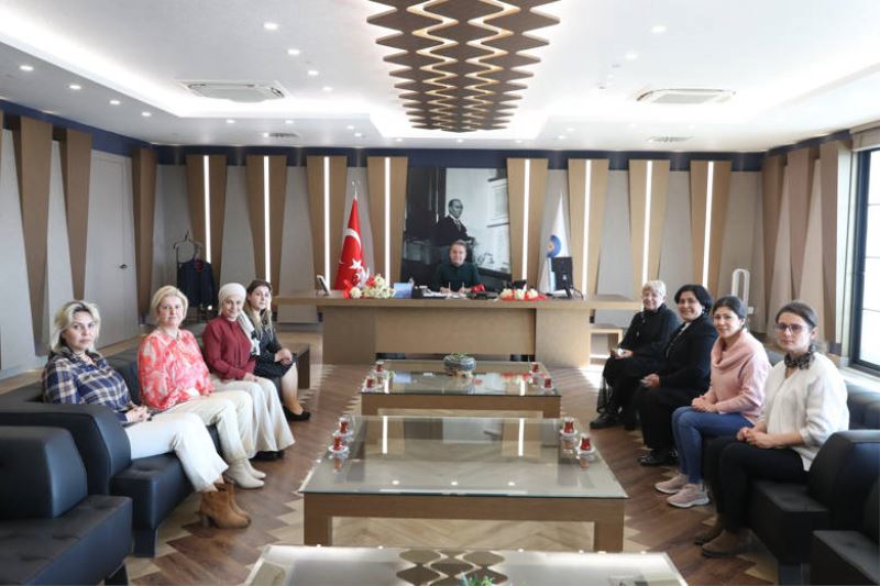 Toprak Ana Kooperatifi’nden  Başkan Böcek’e nergis hediyesi