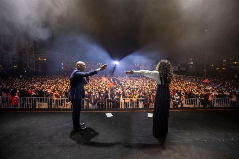 Zeynep Bastık ve Anıl Piyancı sahne aldı