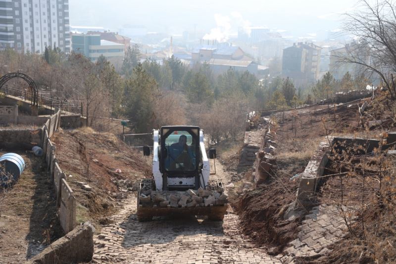 Şehir Mezarlığının 7. Kapı Yoluna Kilitli Parke