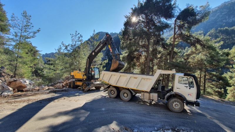 Büyükşehir, Çamlıyayla’da Aşırı Yağış Nedeniyle Oluşan Olumsuzlukları Bir Bir Ortadan Kaldırıyor
