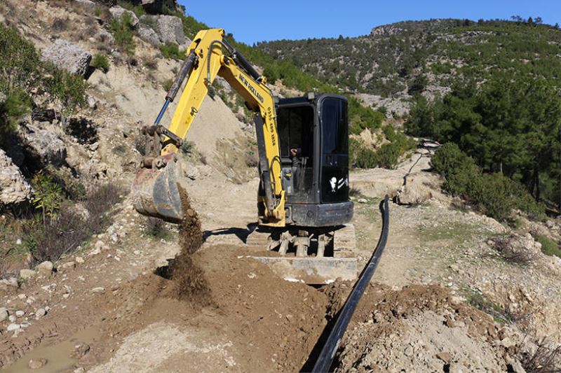 Serik’te sorunlu içme suyu hattı yenilendi