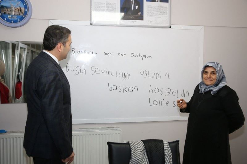 80 YAŞINDAKİ EMİNE TEYZE, HANIMELİ MERKEZLERİNDE OKUMA-YAZMA ÖĞRENDİ