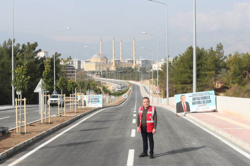Üniversite Caddesi’ndeki yeni yol trafiğe açıldı     Başkan Muhittin Böcek deneme sürüşü yaptı