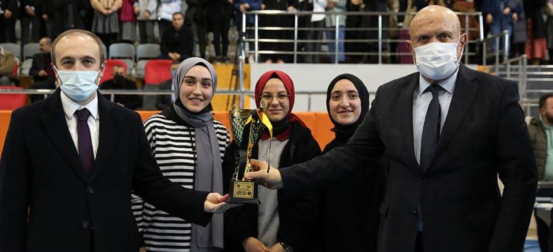 ‘BAYBURT’ KONULU BİLGİ YARIŞMASININ KAZANANI KIZ ANADOLU İMAM HATİP LİSESİ OLDU