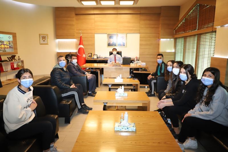 Cizre Merkez Anadolu Lisesi Badminton Kız Takımından, Kaymakam / Belediye Başkan V. Mehmet Tunç’a Ziyaret.