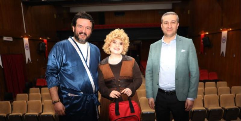 GÖNÜLLÜ TİYATRO OYUNCUSU GÖNÜLLERİ MEST ETTİ