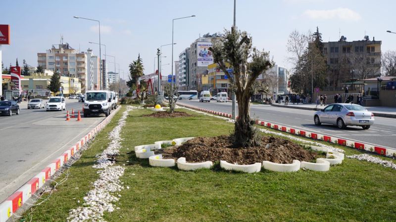 VALİLİK KAVŞAĞI GÖZ KAMAŞTIRIYOR