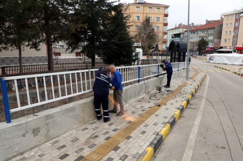 Bademlik Deresi’nin Kenar Korkulukları Takılıyor