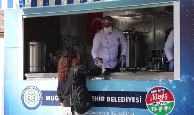 Büyükşehir, Üniversite Öğrencilerine Çorba Dağıtmaya Devam Ediyor