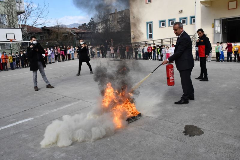 İtfaiye Müdürlüğümüz, Kılavuzlar İlköğretim Okulunda Yangın Söndürme Eğitimi Verdi