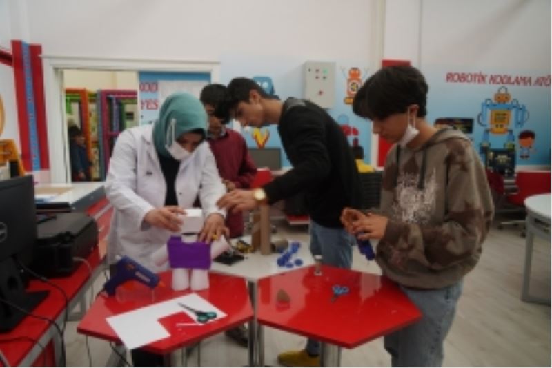 Geleceğin Cezeri’leri atık maddelerden robot üretiyor