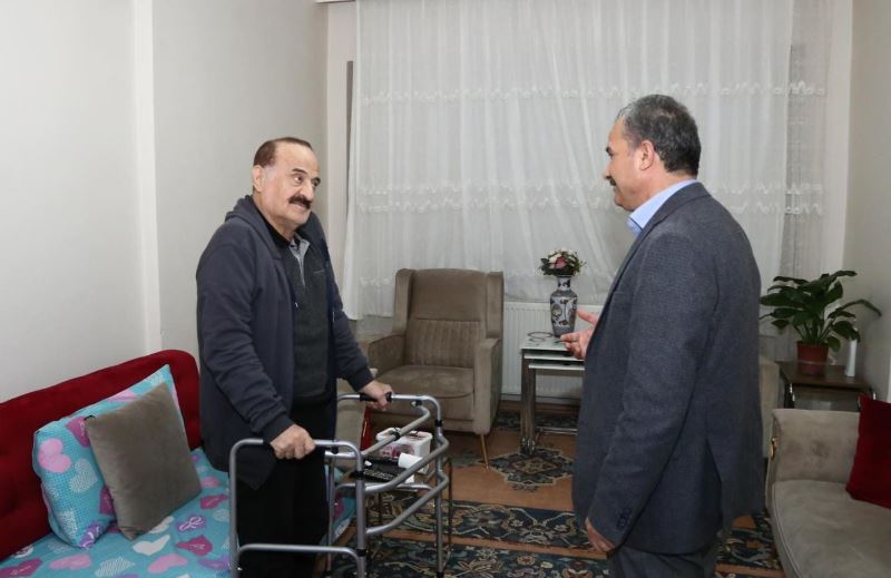 BAŞKANIMIZDAN, USTA SANATÇIYA HASTA YATAĞINDA MORAL ZİYARETİ