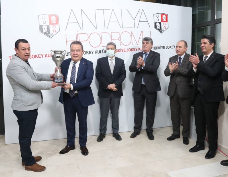 Antalya Büyükşehir Belediye Başkanlığı Koşusu düzenlendi     Kuzey Yağmuru pist rekoru kırdı