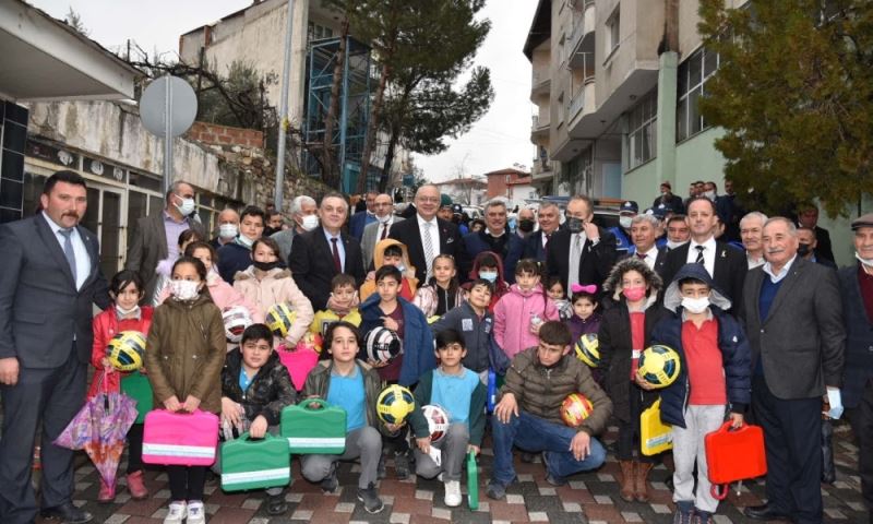 Başkan Ergün Selendi’de Çocukları Unutmadı, Vatandaşlarla Selamlaştı