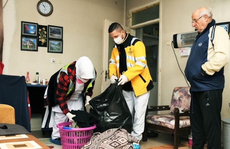 Çamaşırlarını belediye yıkıyor