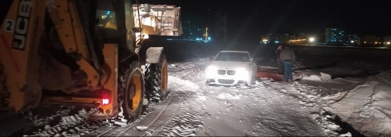 Karda mahsur kalan vatandaşlar kurtarıldı