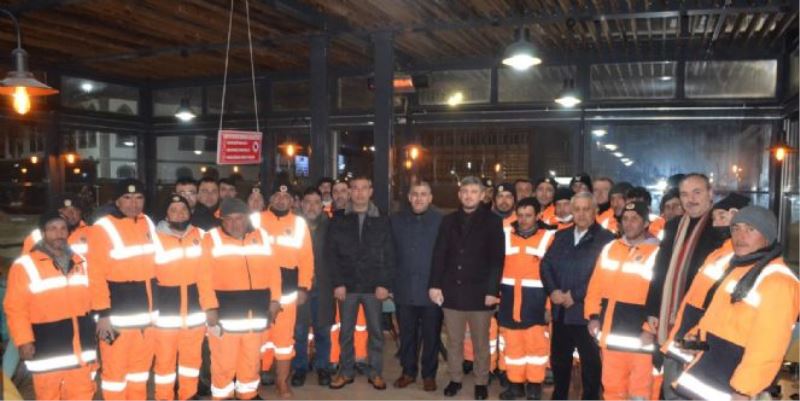 KAR MÜCADELESİ VEREN EKİPLERE SÜRPRİZ ZİYARET