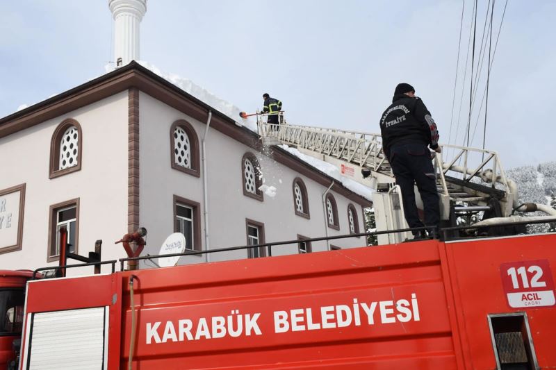 İtfaiye Ekiplerimiz Binaların Üzerindeki Tehlike Arz Eden Buzları ve Kar Birikintilerini Temizliyor
