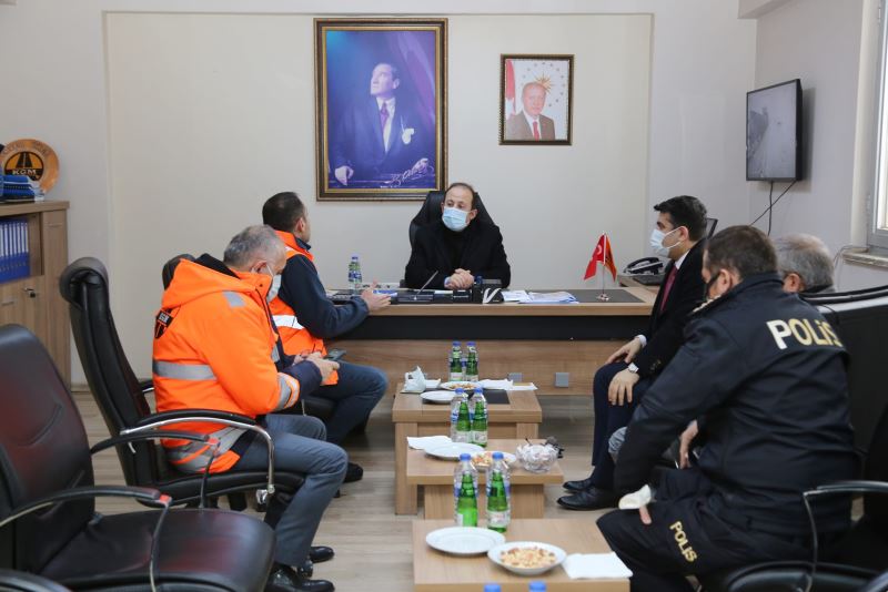 VALİ ALİ HAMZA PEHLİVAN, KARAYOLLARI 95. ŞUBE ŞEFLİĞİNİ ZİYARET ETTİ, ÇALIŞMALAR HAKKINDA BİLGİLER ALDI.