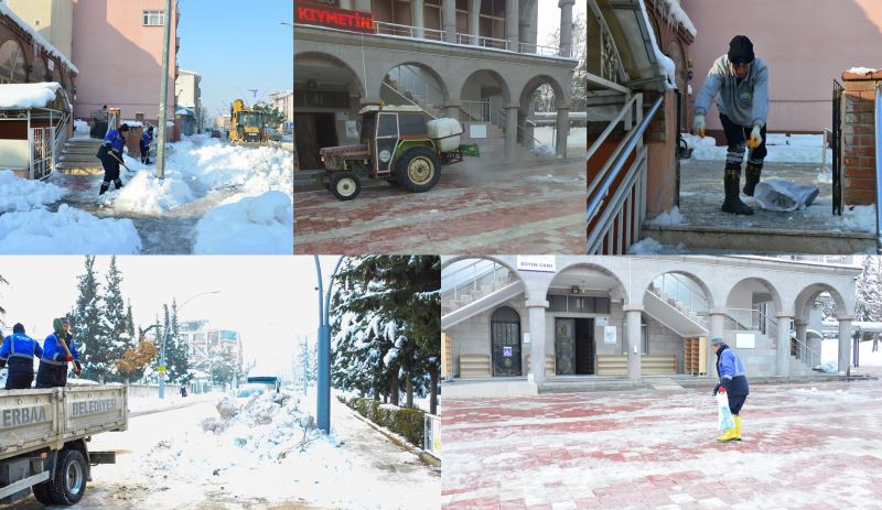 Cuma namazı öncesi camilerimizin çevresindeki buzlanmayı ortadan kaldırmak için ekiplerimiz solüsyon ve tuzlama çalışmaları