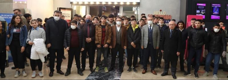 Kaymakam/Belediye Başkan V. Hüseyin Çam Öğrencilerle Birlikte  ‘Kesişme; İyi ki Varsın Eren’ Filmini İzledi