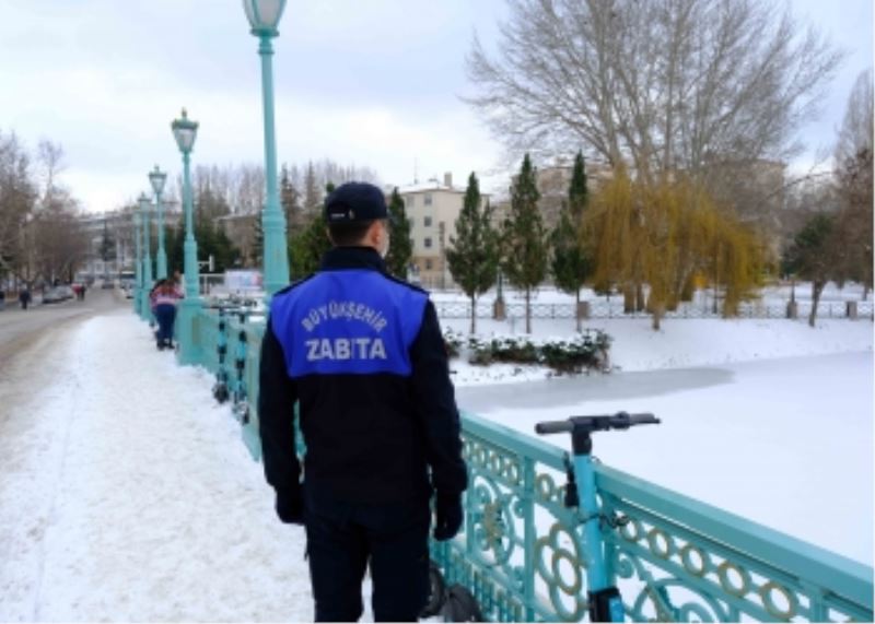 “SAĞLIĞINIZ İÇİN LÜTFEN BUZLARIN ÜZERİNE ÇIKMAKTAN VAZGEÇİN!”