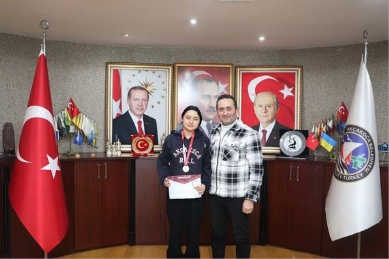 Taekwondo Düzce İl birincisi Afra Nur Cesur’a Başkan Yanmaz hediyesini taktim ederek başarılar diledi.