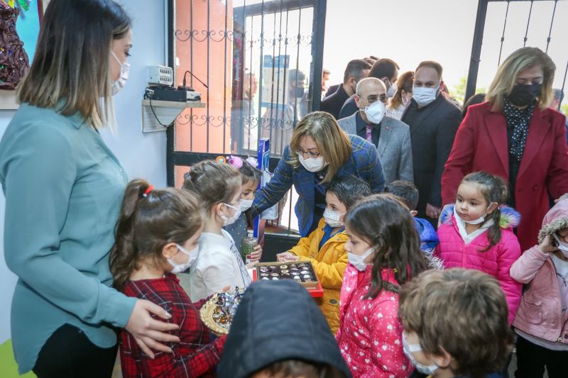 BAŞKAN ŞAHİN SIFIR ATIK PROJESİ İLE YAPILAN KÜTÜPHANENİN AÇILIŞINA KATILDI