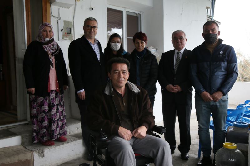 BAŞKAN ÇERÇİOĞLU MS HASTASI KADILAR MUHTARI YAŞAR’IN AKÜLÜ TEKERLEKLİ SANDALYE TALEBİNİ YERİNE GETİRDİ