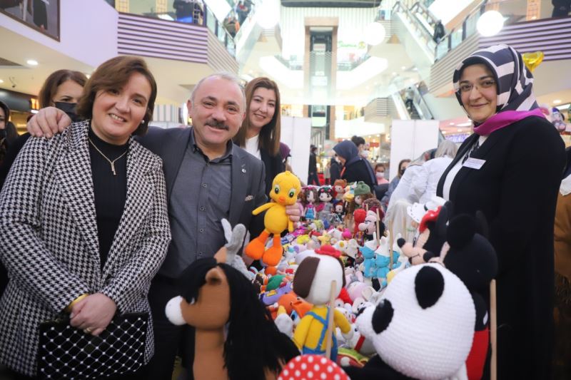 Kadınların El Emeği Ürünleri Sergiden Satışa Sunuldu