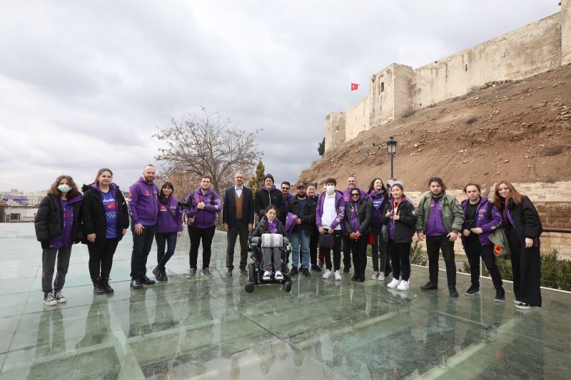 DÜNYA’NIN EN HIZLI KADIN DRONE PİLOTLARI TARİHİ GAZİANTEP KALESİ SEMALARINDA PROVA YAPTI