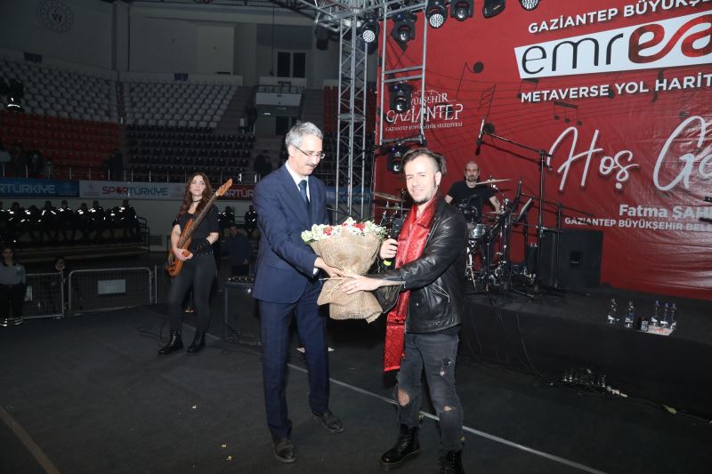 ÜNLÜ POP SANATÇISI EMRE AYDIN GAZİ ŞEHİRLİLER İÇİN KONSER VERDİ