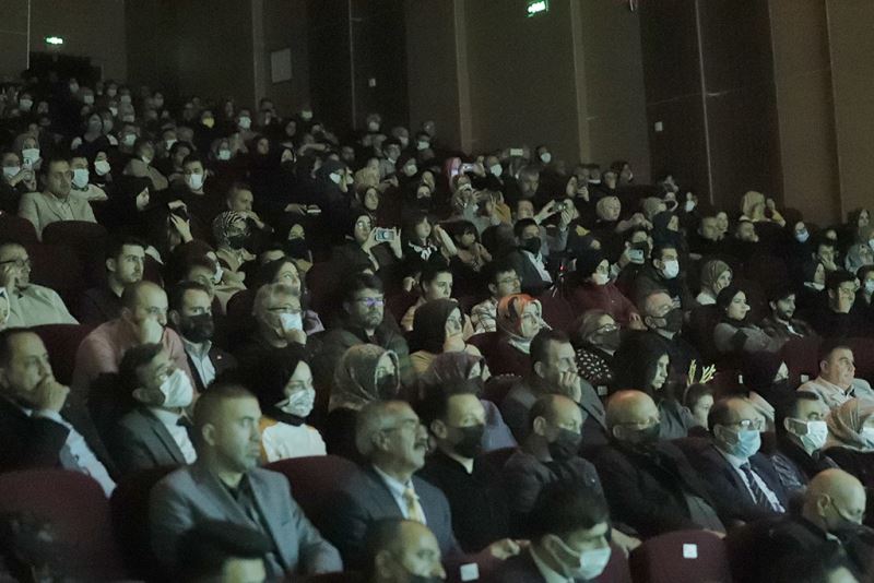 SİVASLILAR’DAN ‘LÂL’ TİYATRO OYUNUNA TAM NOT…
