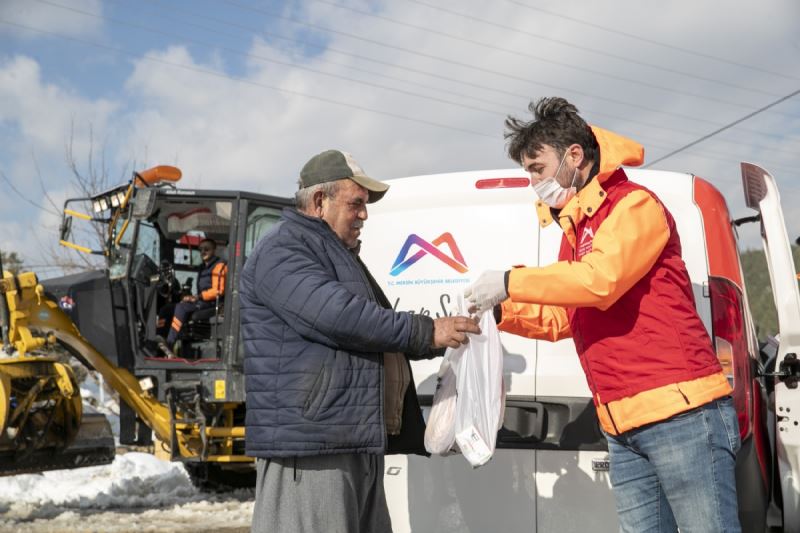 Büyükşehir, Karla Kaplı Kırsalda Ekmek ve Süt Dağıtıyor
