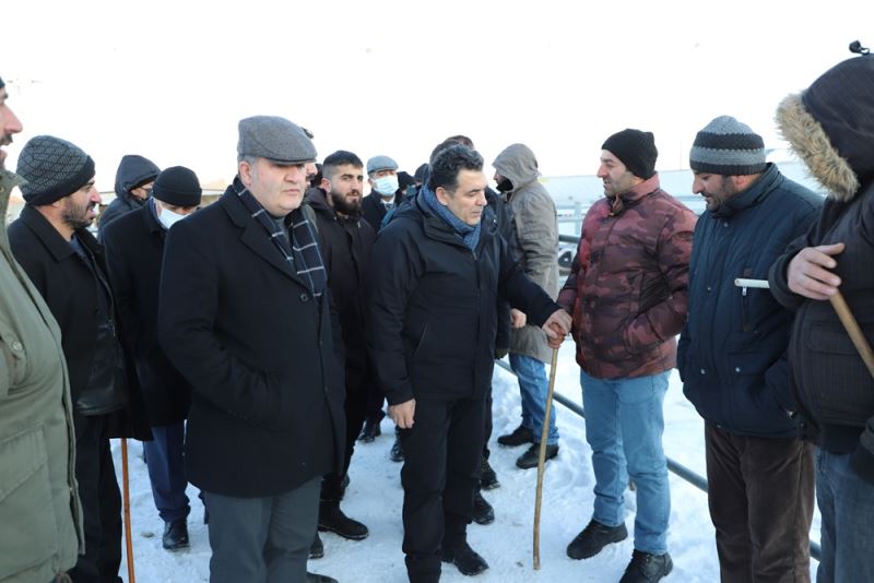 BAŞKAN DEMİR, MESAİYE HAYVAN PAZARI GEZİSİYLE BAŞLADI