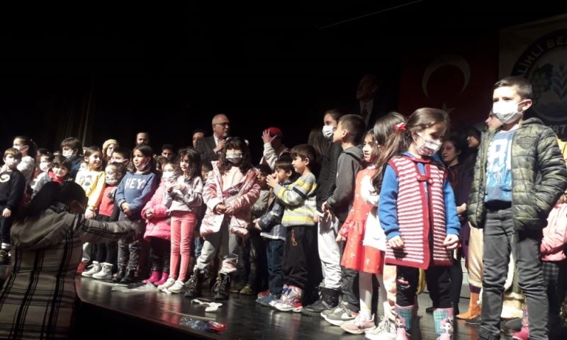 ‘Bizimkiler’ ve ‘Küfe’ Salihli’de Sahnelendi
