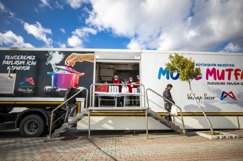 Mersin Büyükşehir’in Mobil Mutfak Tırı Anamur’da