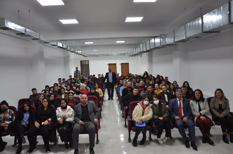 BAŞKAN ZORLU DÜNYA KADINLAR GÜNÜNDE ÜNİVERSİTE DE ÖĞRENCİ VE AKADEMİSYENLERLE  BİR ARAYA GELDİ