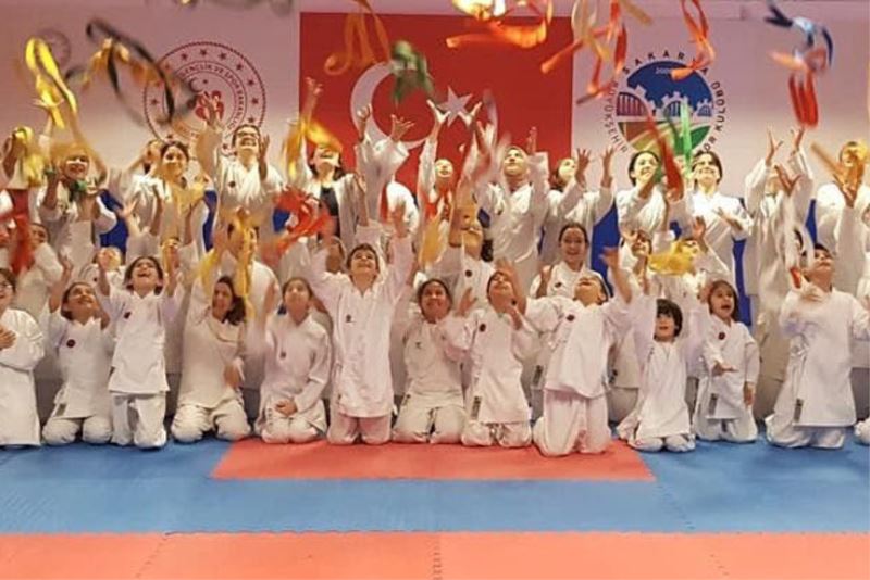 Büyükşehir karatecileri kuşak atladı
