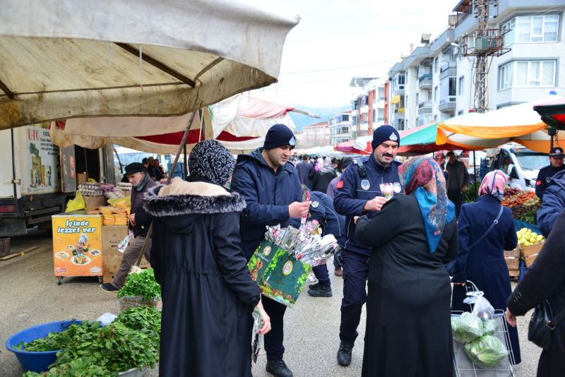 Zabıta Memurlarımız, 8 Mart Dünya Kadınlar Günü Münasebetiyle Çiçek Takdim Etti.